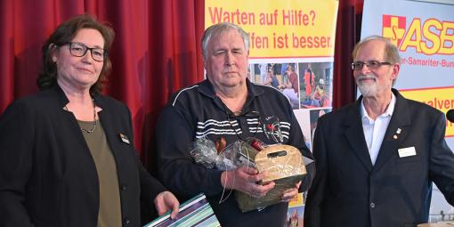 Frank Lietzow (Bildmitte) wurde von der Geschäftsführerin des ASB Ostholstein, Elke Sönnichsen (links) und dem Vorsitzenden Jörg Bochnik (rechts) für seine 50-jährige aktive Mitgliedschaft im Arbeiter-Samariter-Bund ausgezeichnet.            